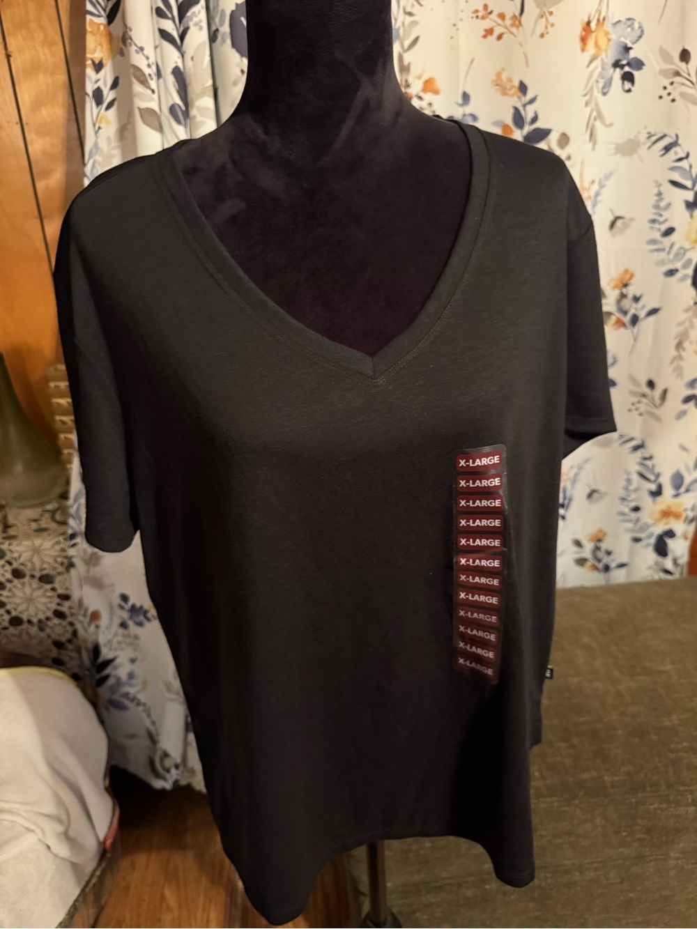 GAP Black Tee with Red Tag Accent Ladies SS Slub